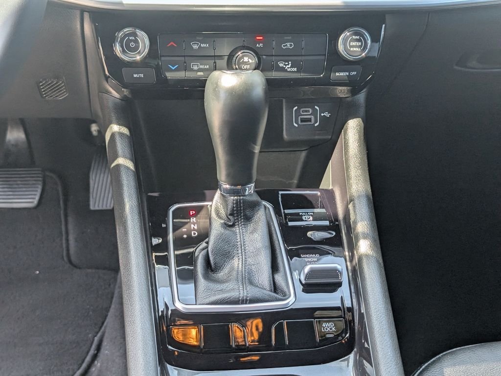 Used 2025 White Jeep Latitude image 20