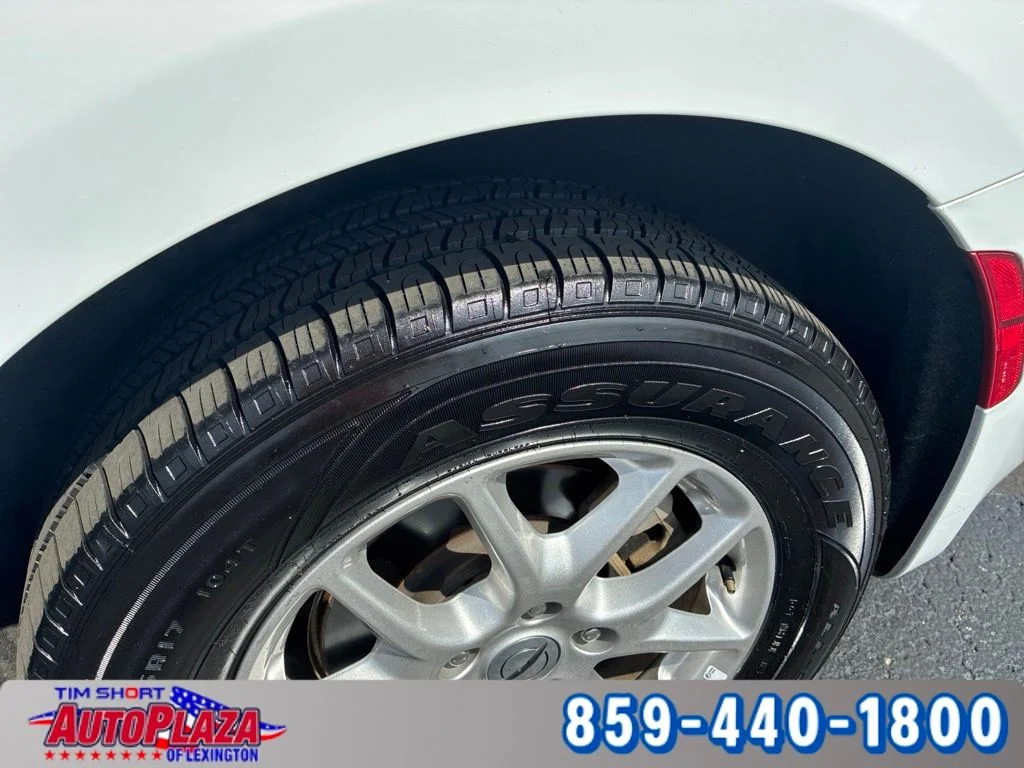 Used 2025 White Chrysler Select image 10