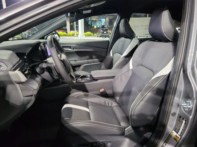 Used 2025  Toyota SE image 12