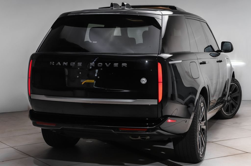 Used 2025  Land Rover SV image 21
