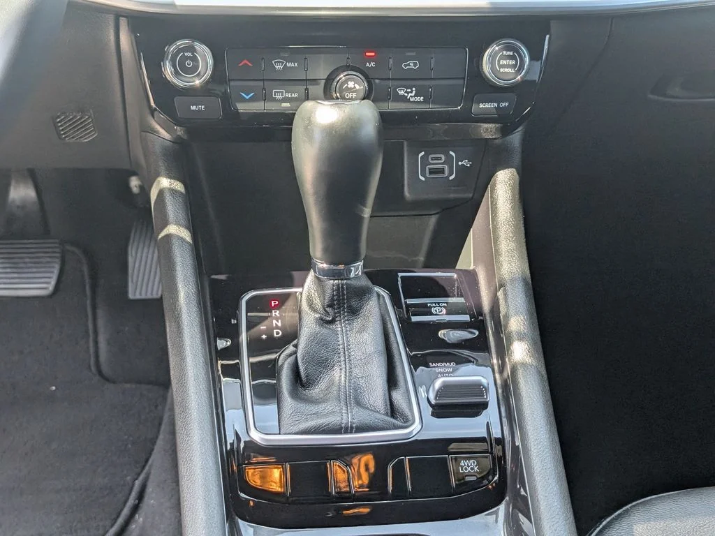Used 2025 White Jeep Latitude image 20