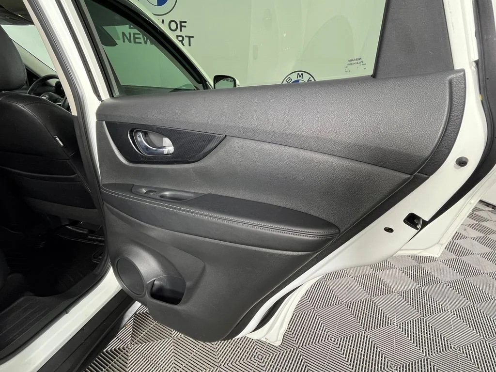 Used 2020 White Nissan SL image 26