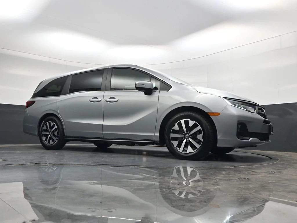 Used 2025 Solar Silver Metallic Honda EX-L image 39