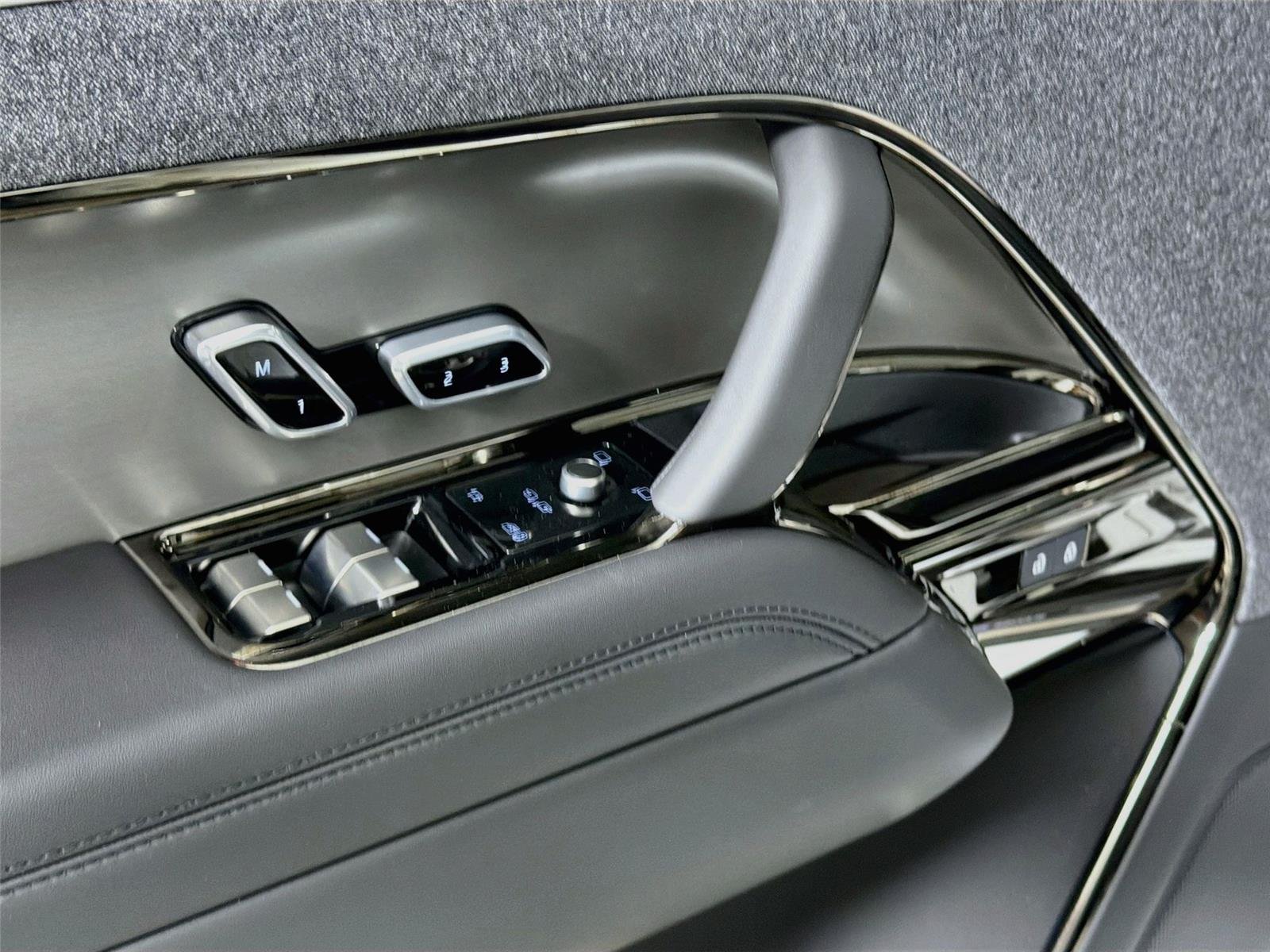 New 2026 Fuji White Land Rover Dynamic SE image 17