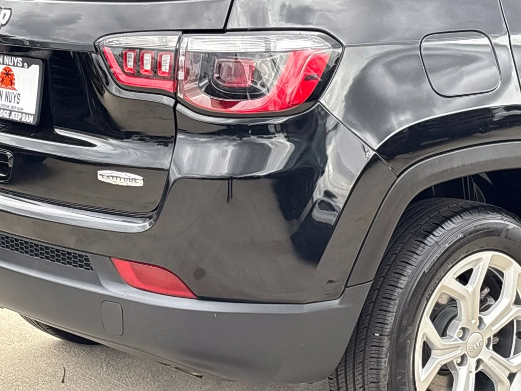 Certified Used 2024 Diamond Black Jeep Latitude image 4