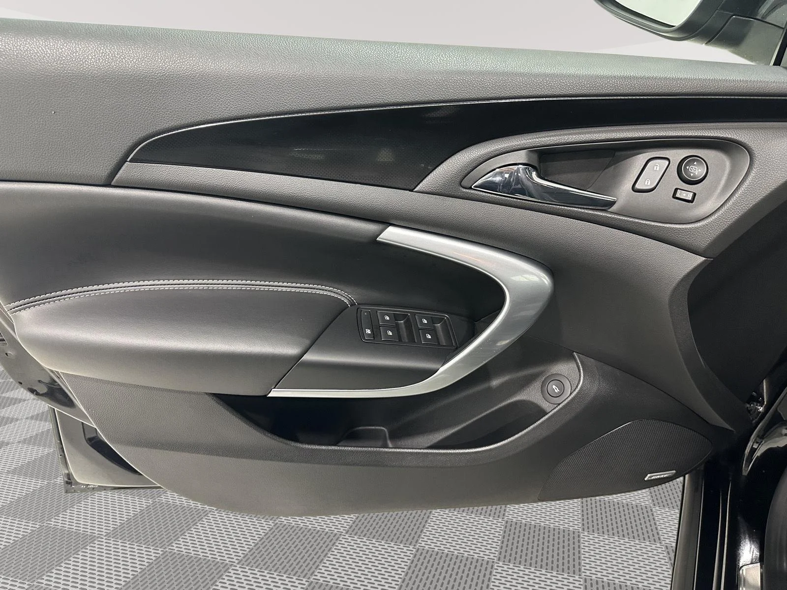 Used 2015 BLACK DIAMOND TRICOAT Buick GS image 19