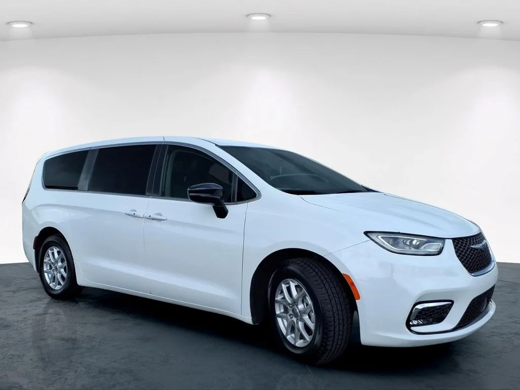 Used 2024 White Chrysler Touring L image 4