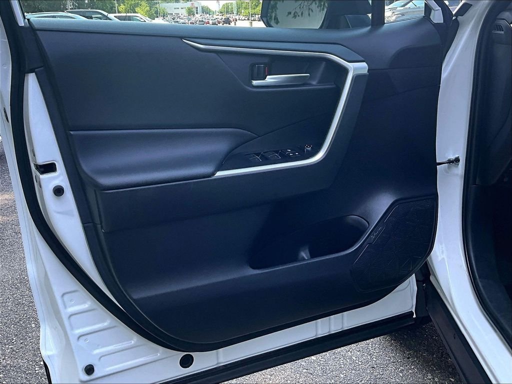 Used 2025 White Toyota XLE image 9