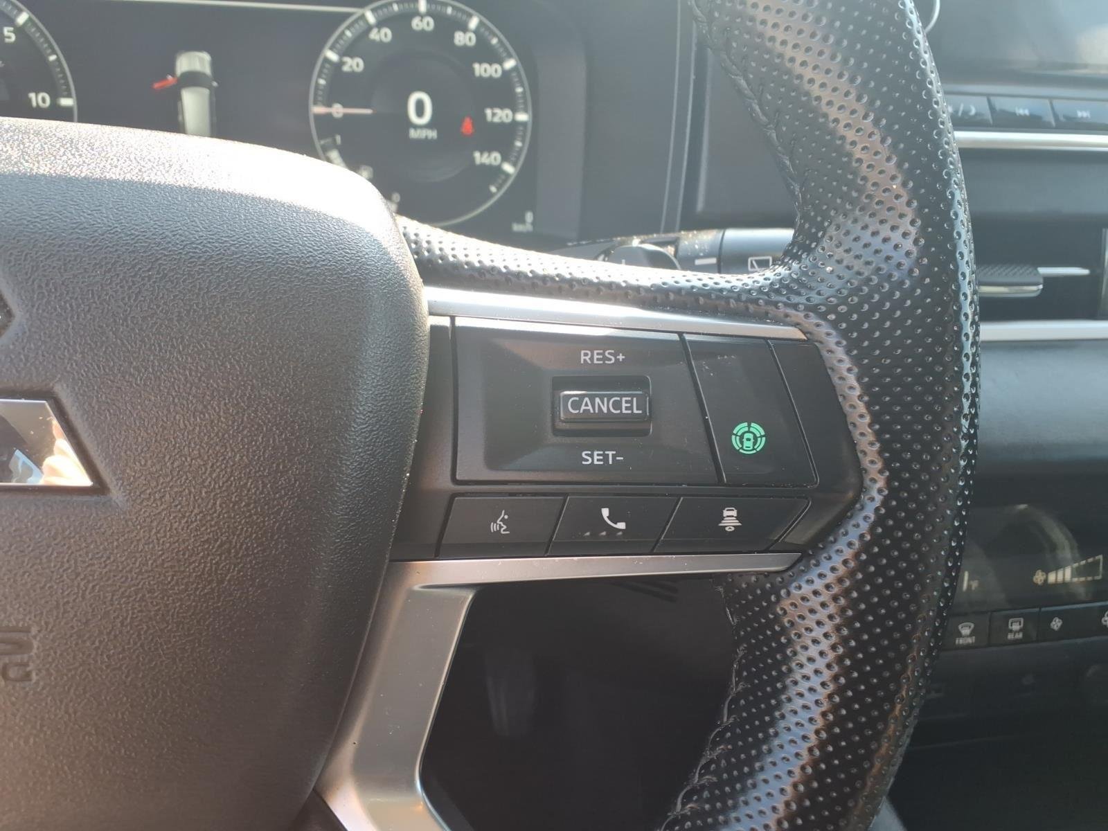 Used 2024 White Diamond/Black Roof Mitsubishi SE image 22