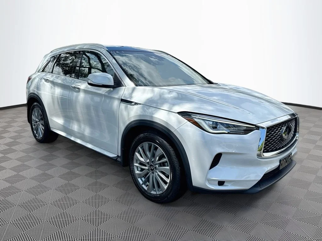 Certified Used 2023 White INFINITI LUXE image 4