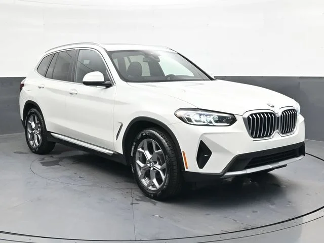 Used 2024  BMW xDrive30i image 2