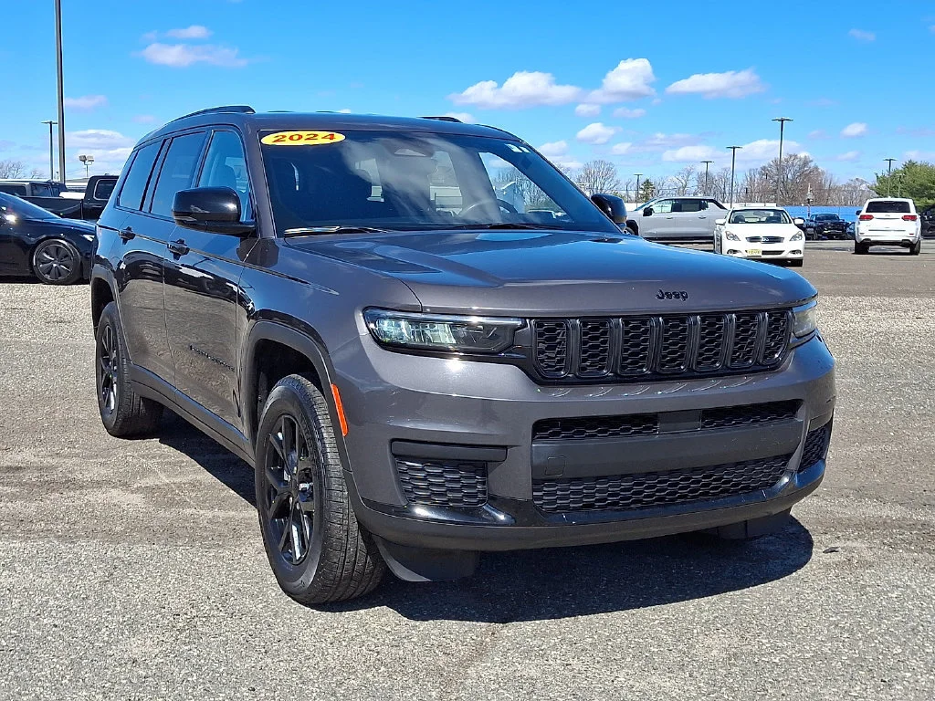 Used 2024 Baltic Gray Metallic Clearcoat Jeep Altitude image 2