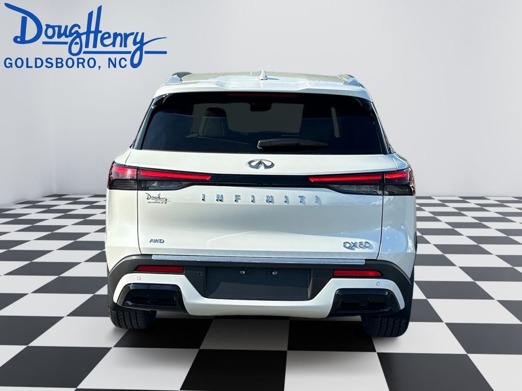 Used 2023 White INFINITI LUXE image 4