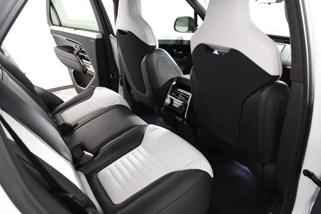 New 2026 Ostuni Prl Whi Land Rover SV image 21