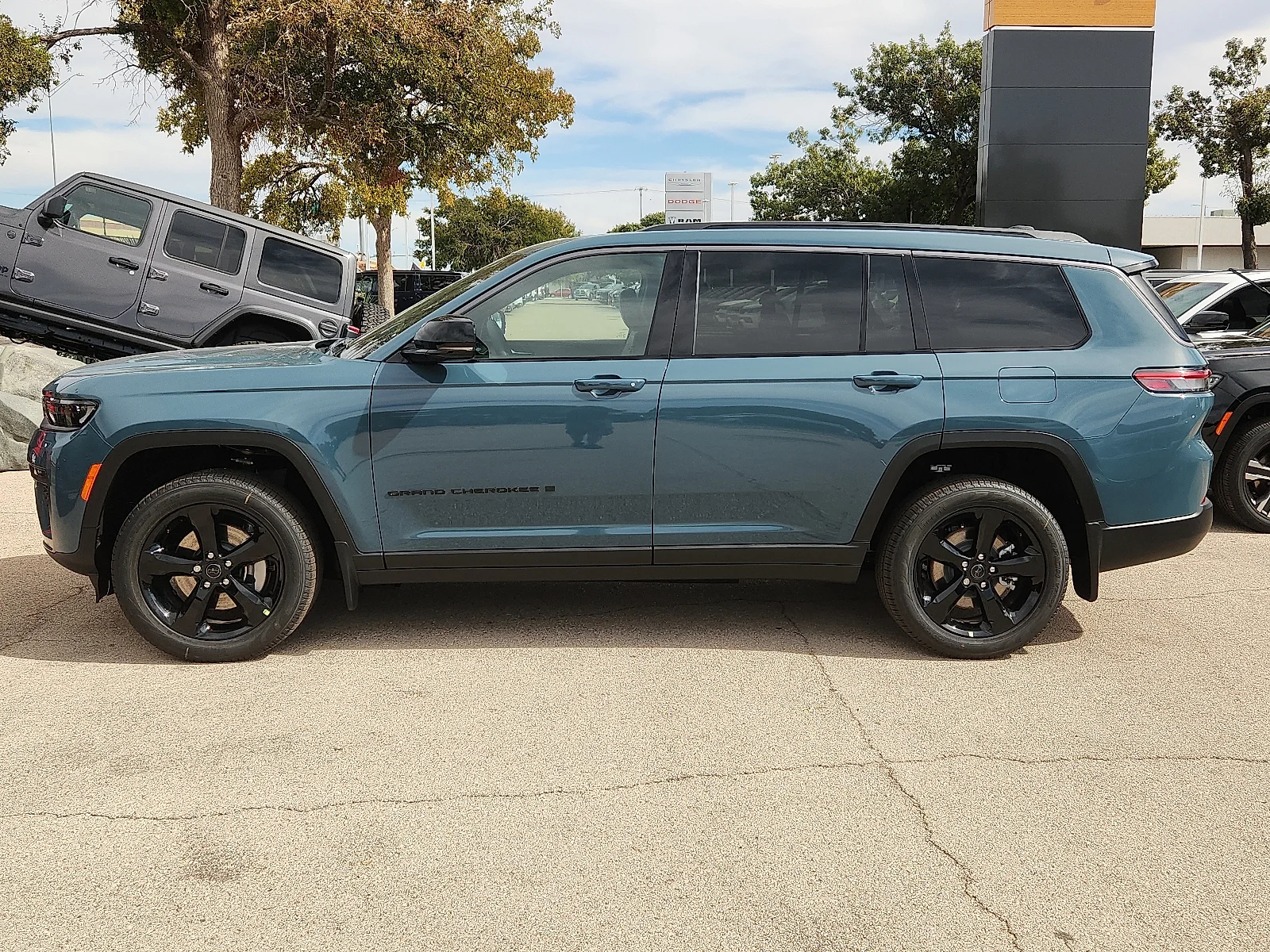 New 2027 Steel Blue Paint Jeep L LIMITED 4X4 image 2
