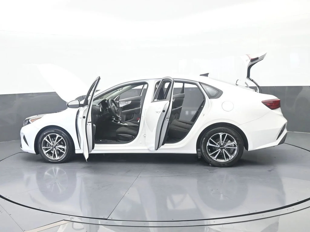Used 2023 Snow White Pearl Kia LXS image 66