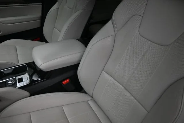 Used 2021 White Kia EX image 16