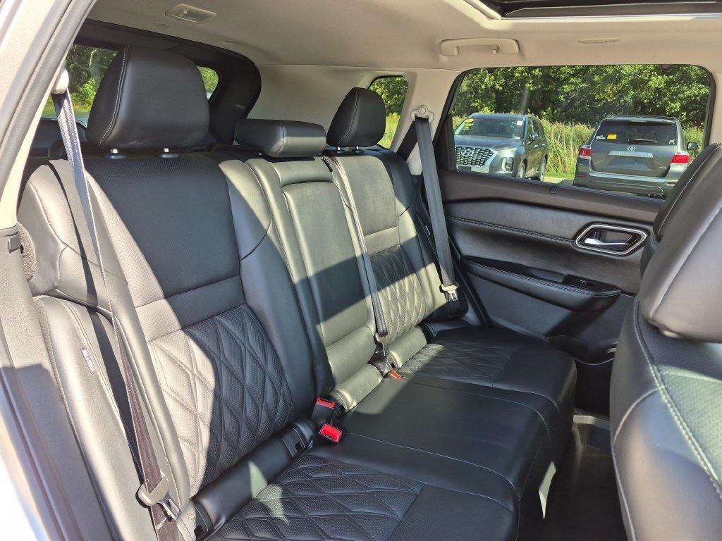 Used 2022 Gold Nissan Platinum image 28