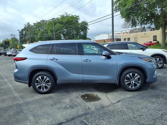 Used 2022  Toyota XLE image 3