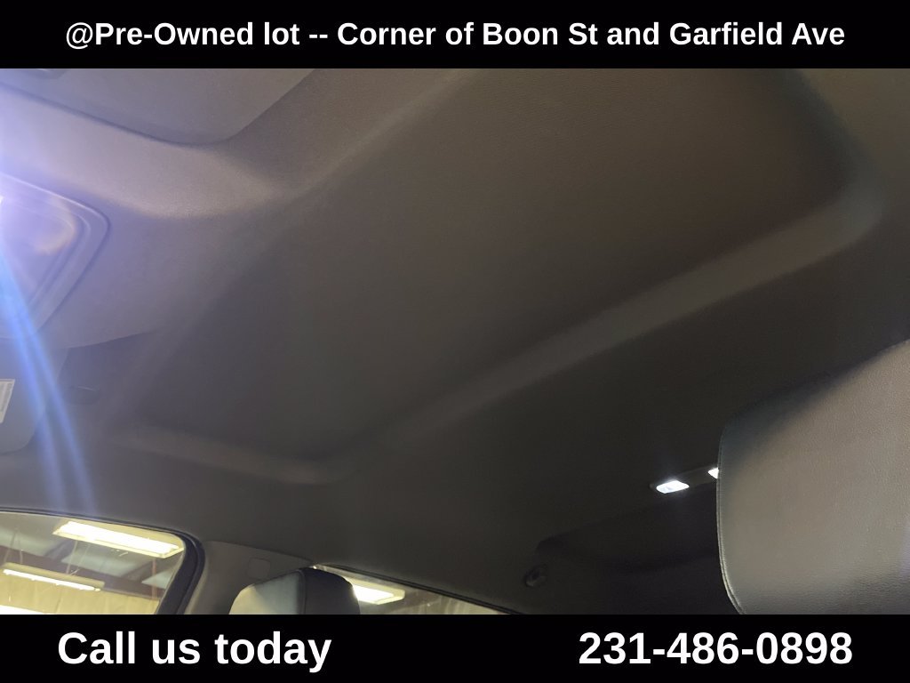 Used 2020 White GMC Base image 13