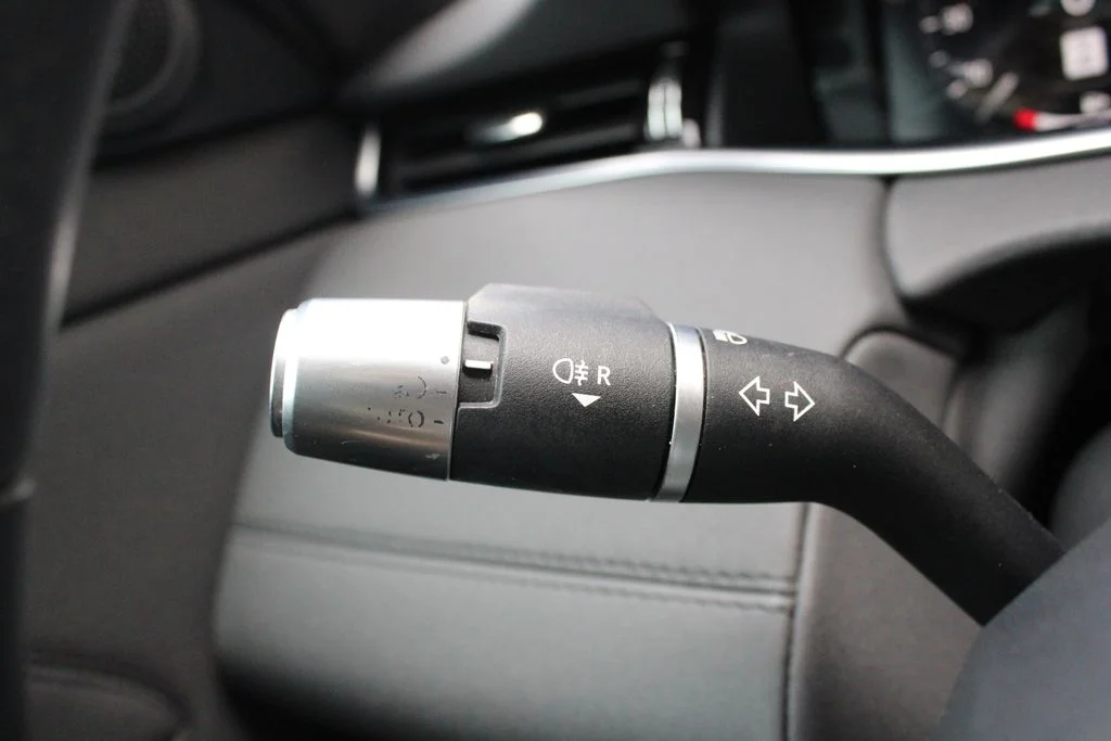 Used 2020 White Land Rover SE image 10