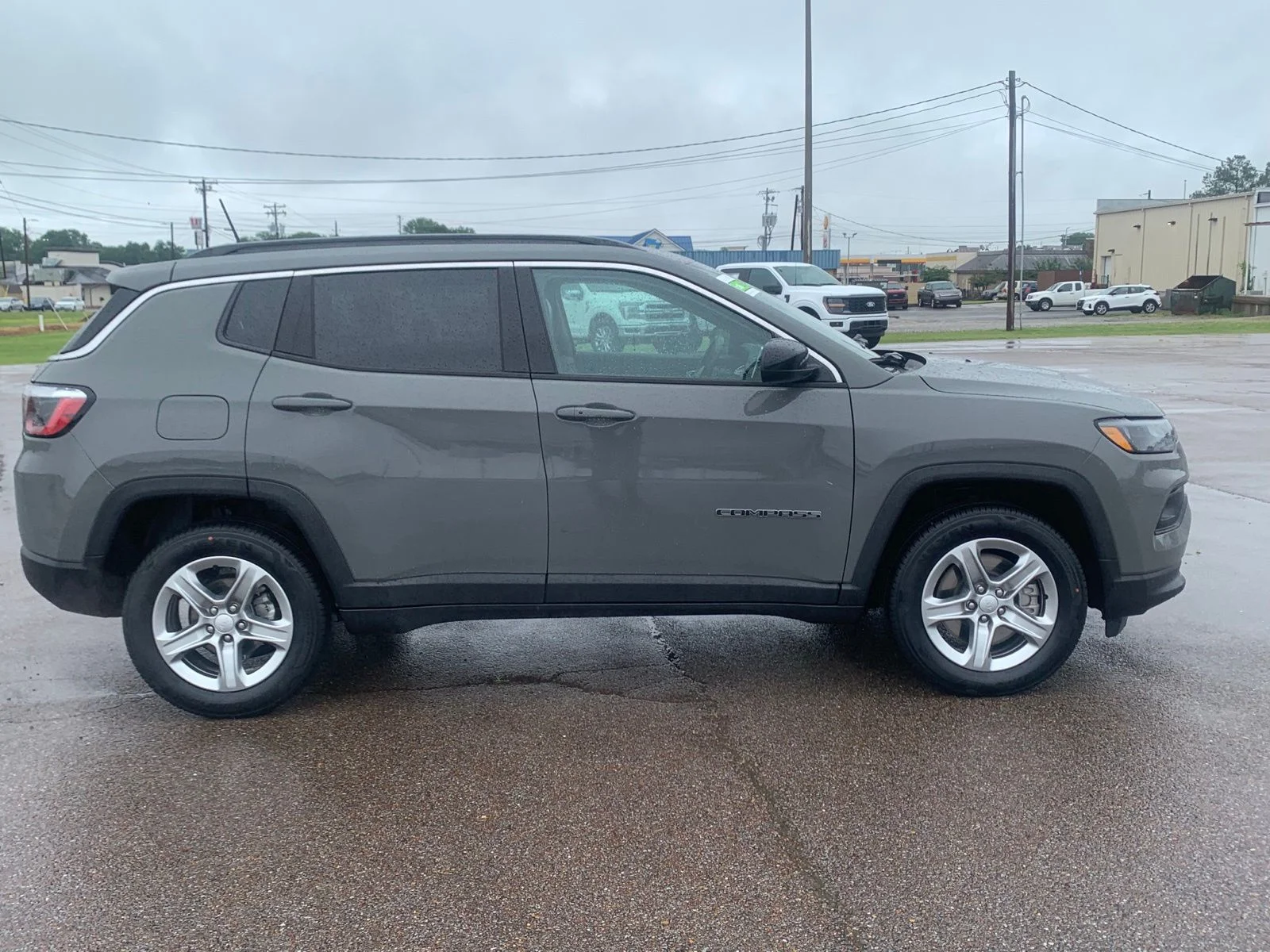 Used 2023 Gray Jeep Latitude image 7