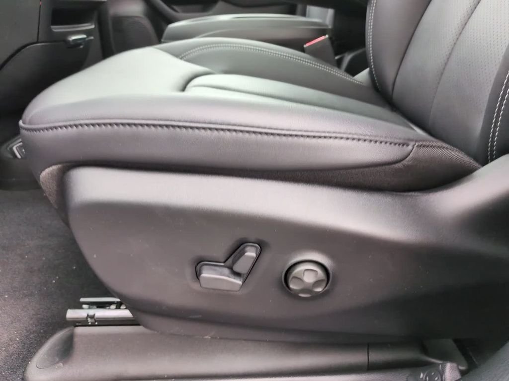New 2027 Bright White Clearcoat Chrysler Select image 18
