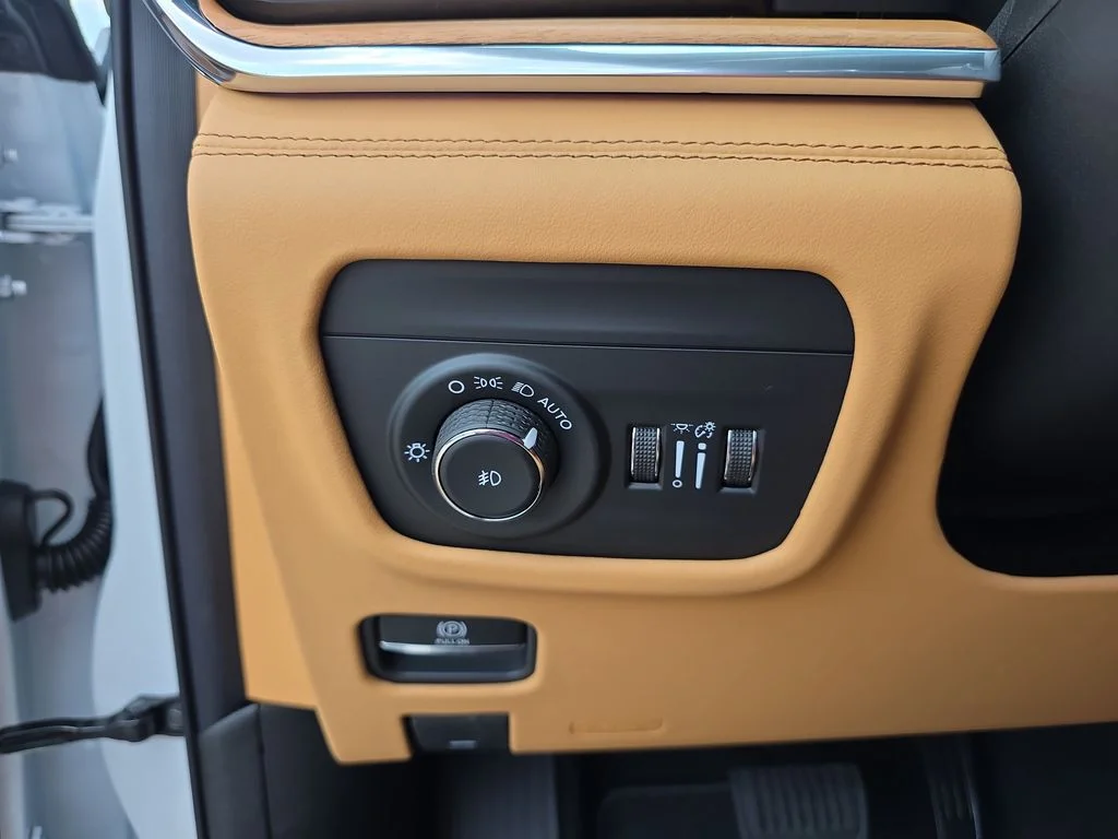 New 2026 Bright White Clear-Coat Exterior Paint Jeep Summit image 19