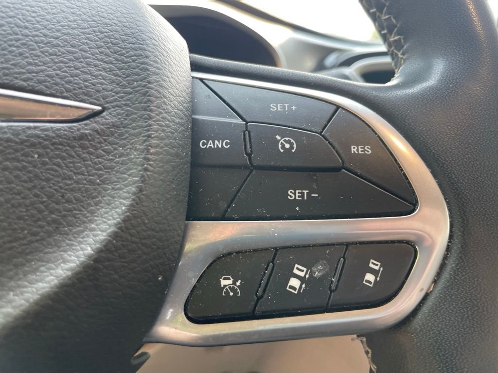 Used 2022 Ceramic Gray Clearcoat Chrysler Touring L image 14