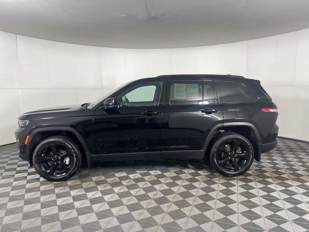 Used 2025 Diamond Black Crystal Pearlcoa Jeep Limited image 6
