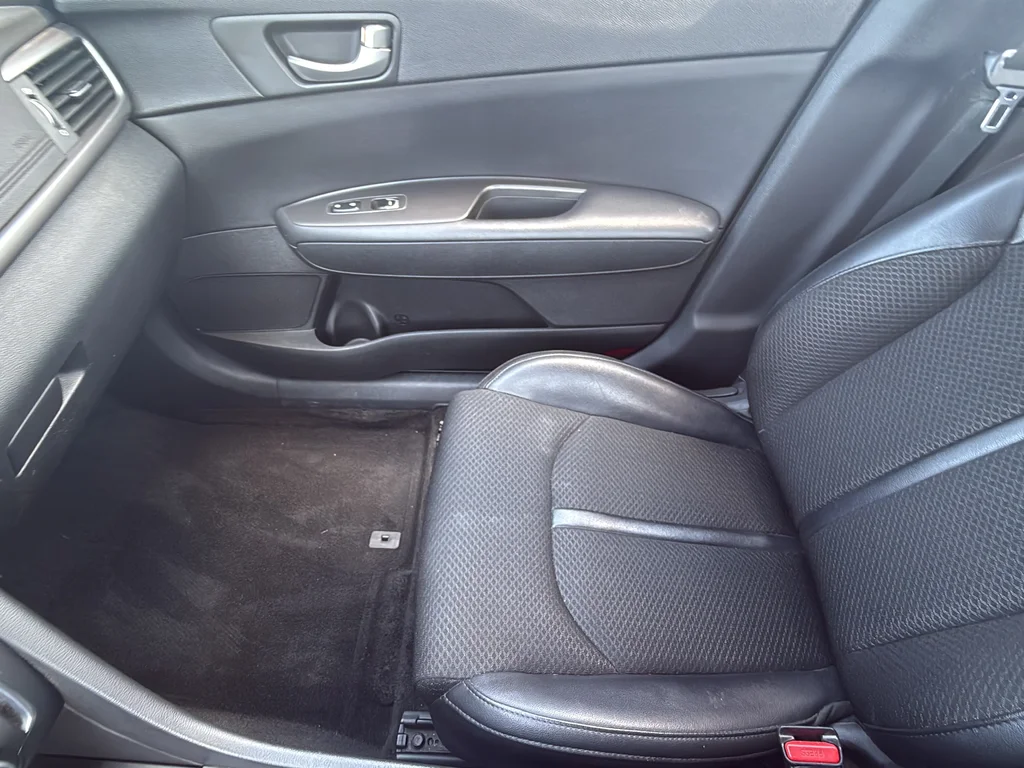 Used 2018 Black Kia S image 24