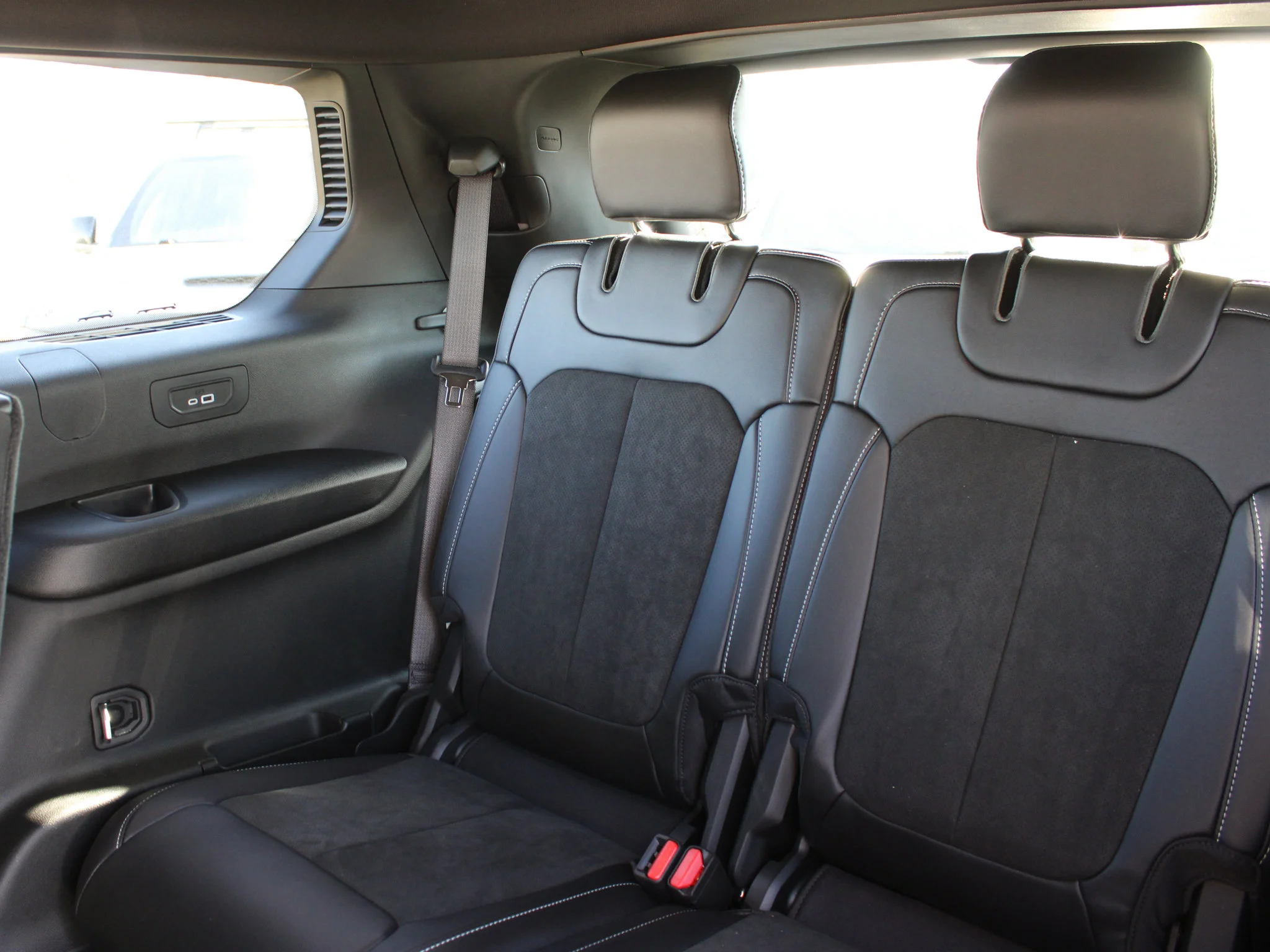 Certified Used 2025 White Jeep Altitude * V6 | Heated Leather Seats | Sunroof | Adaptive Cruise | Remote Start | Backup Camera image 17