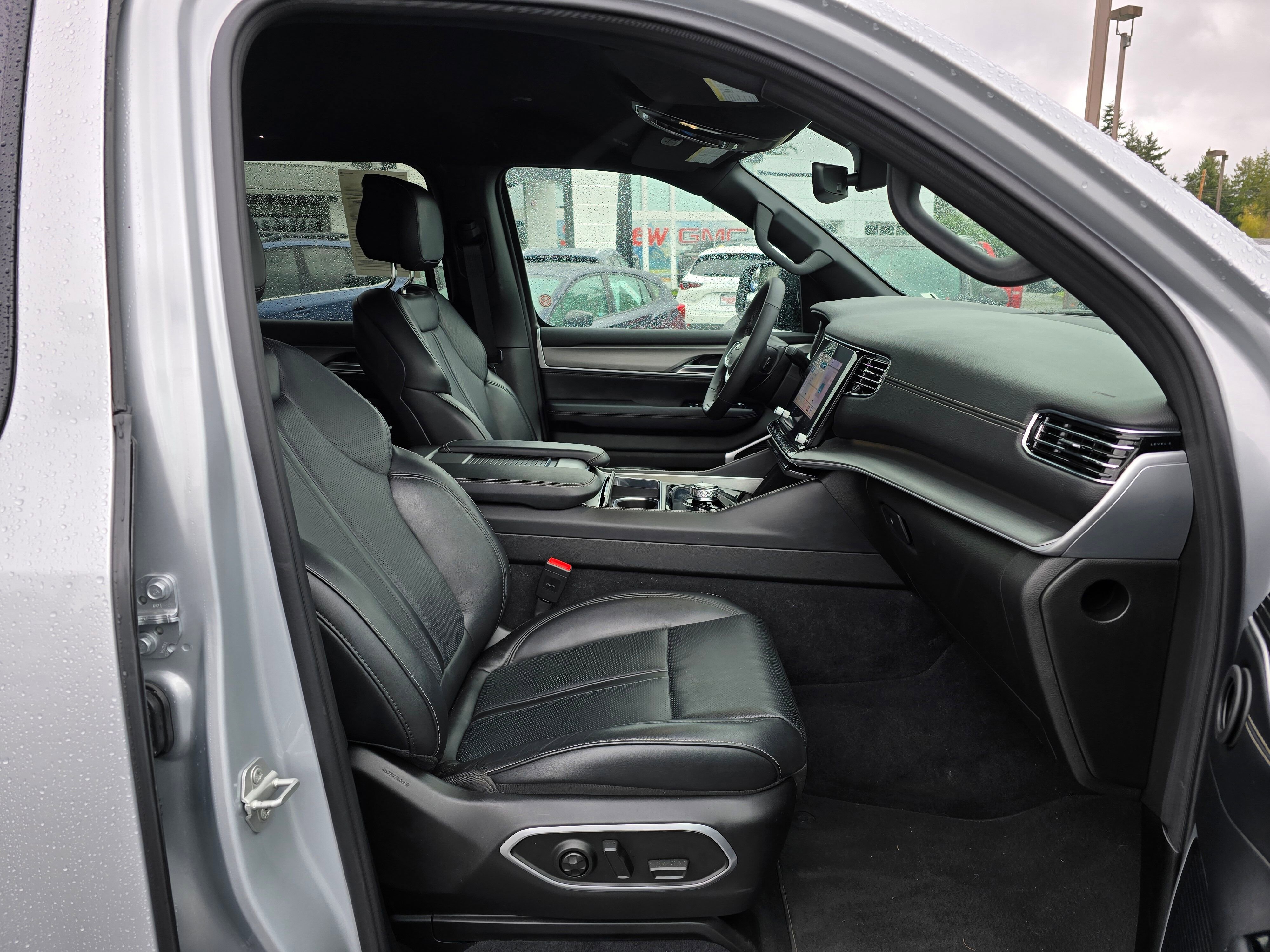 Used 2025  Jeep NA image 11
