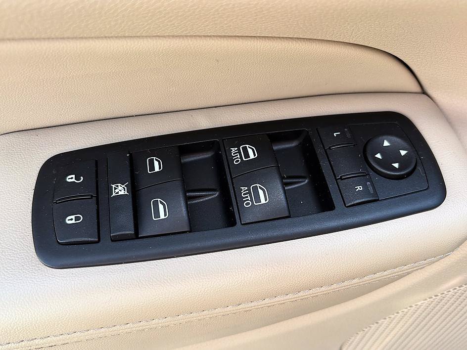 Used 2015 Granite Crystal Metallic Clearcoat Jeep Laredo image 17