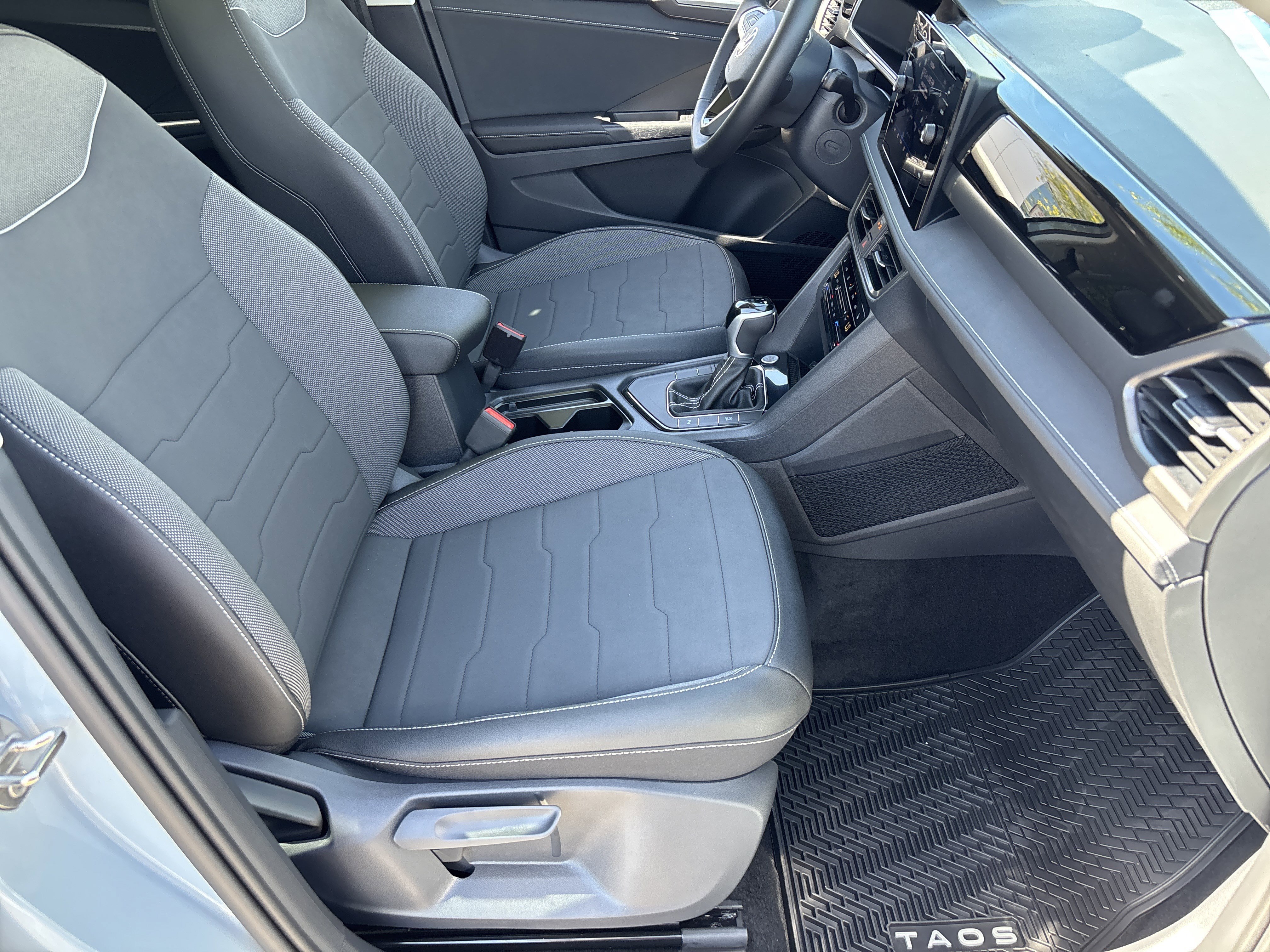 New 2026 Monument Gray w/Dp Blk Rf Volkswagen SE Black image 7