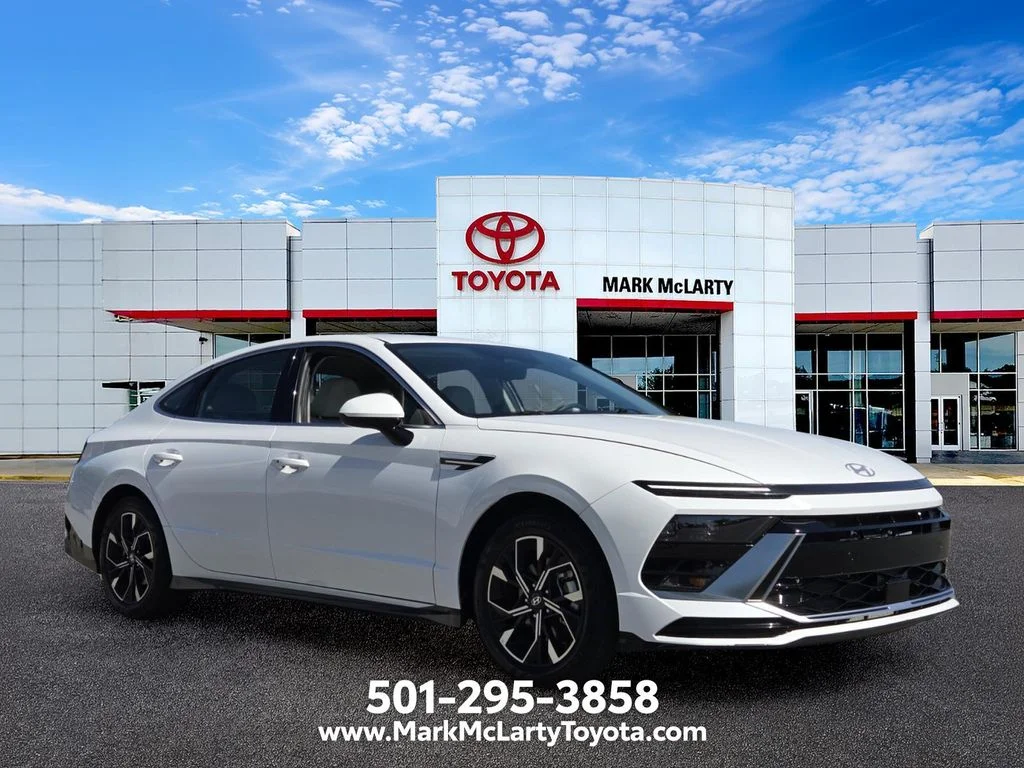Used 2025 White Hyundai SEL image 7