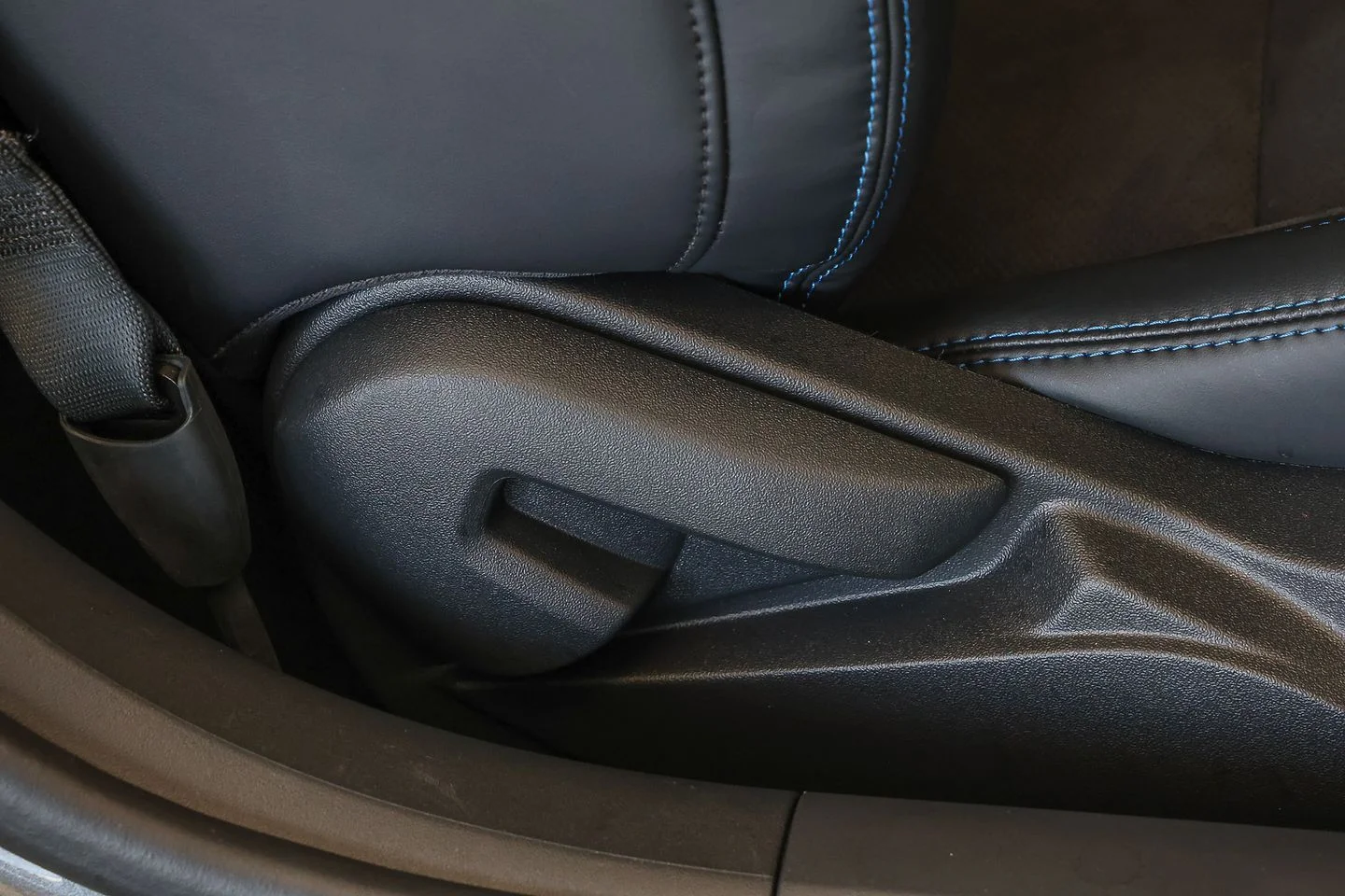 New 2026 Carbonized Gray Metallic Ford Dark Horse® Premium image 38