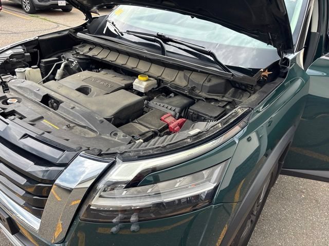 Used 2023 Obsidian Green Pearl/Super Black Nissan SL image 17