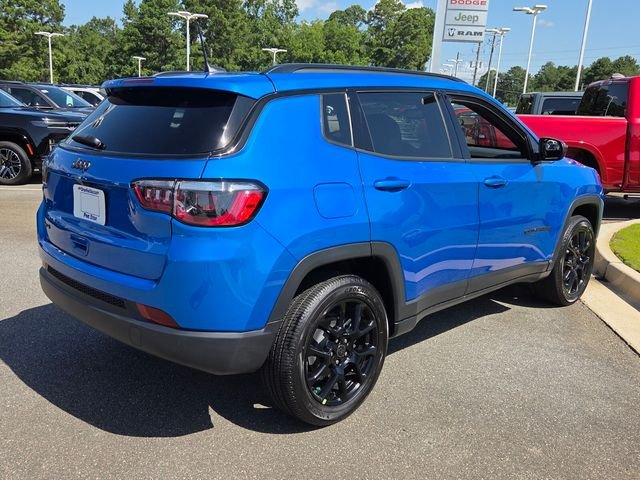 New 2026 Hydro Blue Pearl-Coat Exterior Paint Jeep Latitude image 13