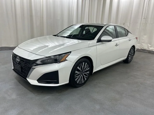 Used 2023 White Nissan 2.5 SV image 2