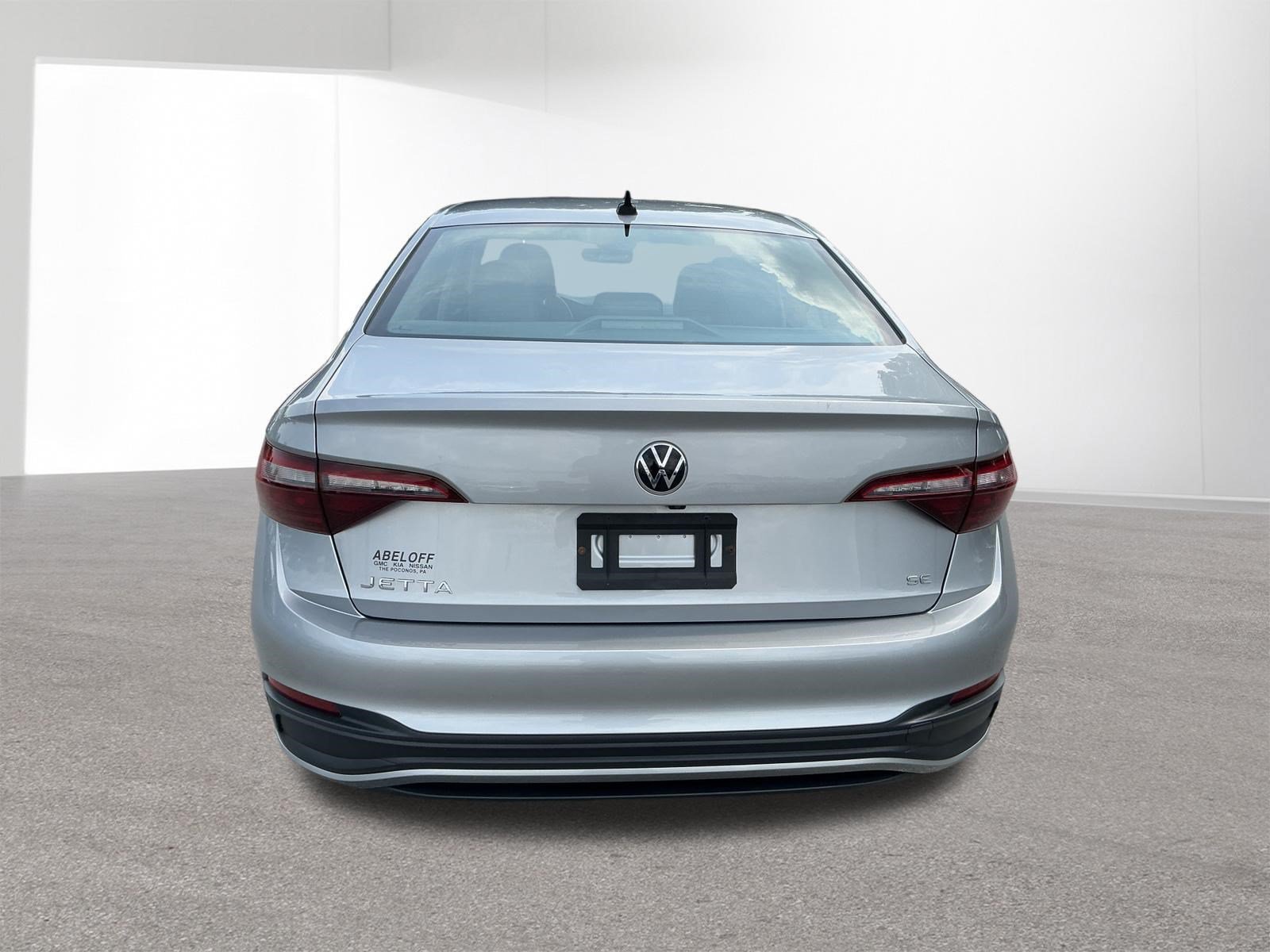 Used 2022 Silver Volkswagen SE image 4