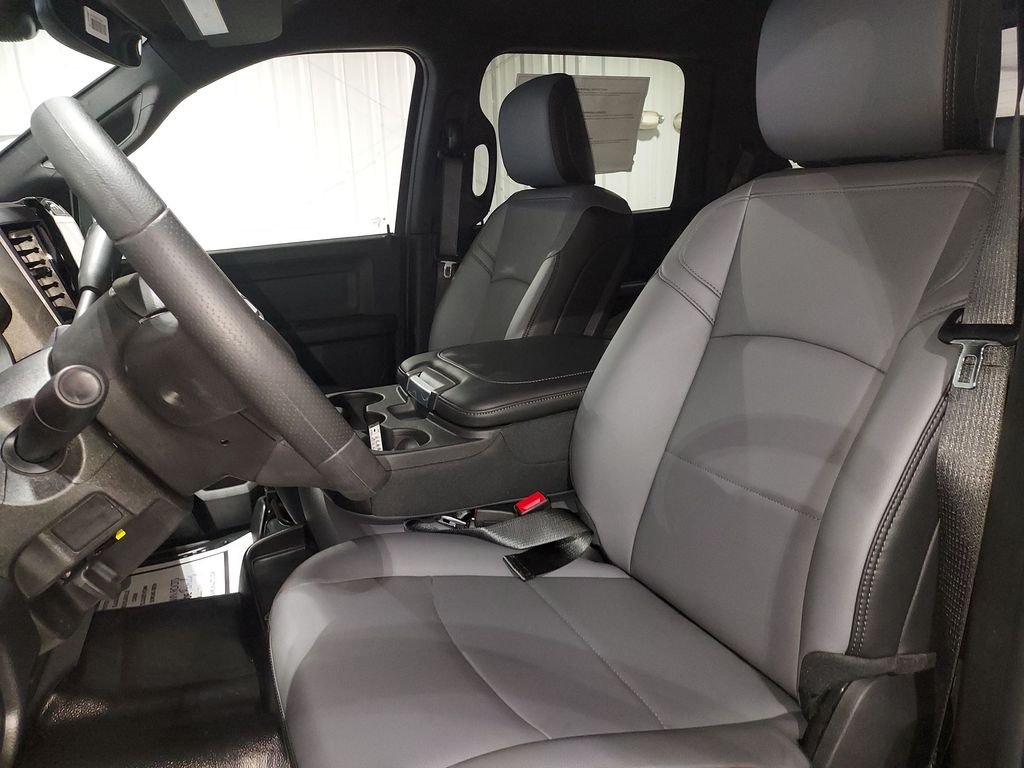 New 2026 Diamond Black Crystal Pearl-Coat Exterior Paint RAM Tradesman image 17