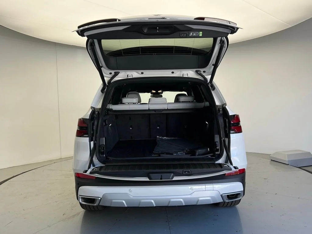 New 2026 Mineral White Metallic BMW xDrive40i image 5