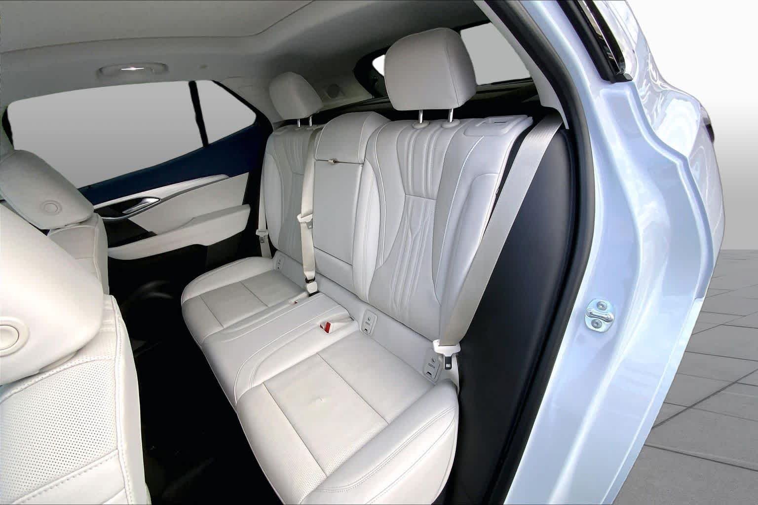Used 2026 Iridescent White Tricoat Buick Avenir image 18