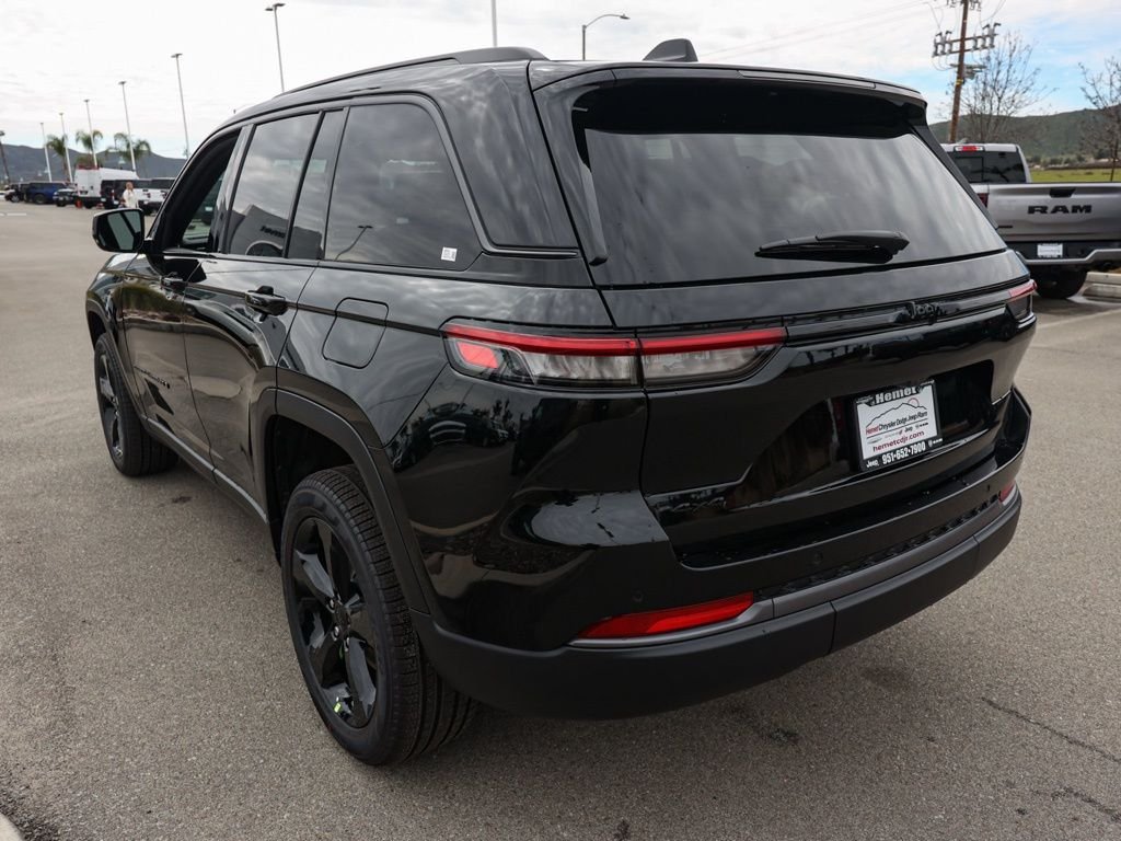 New 2026 Diamond Black Crystal Pearl-Coat Exterior Paint Jeep Limited image 5