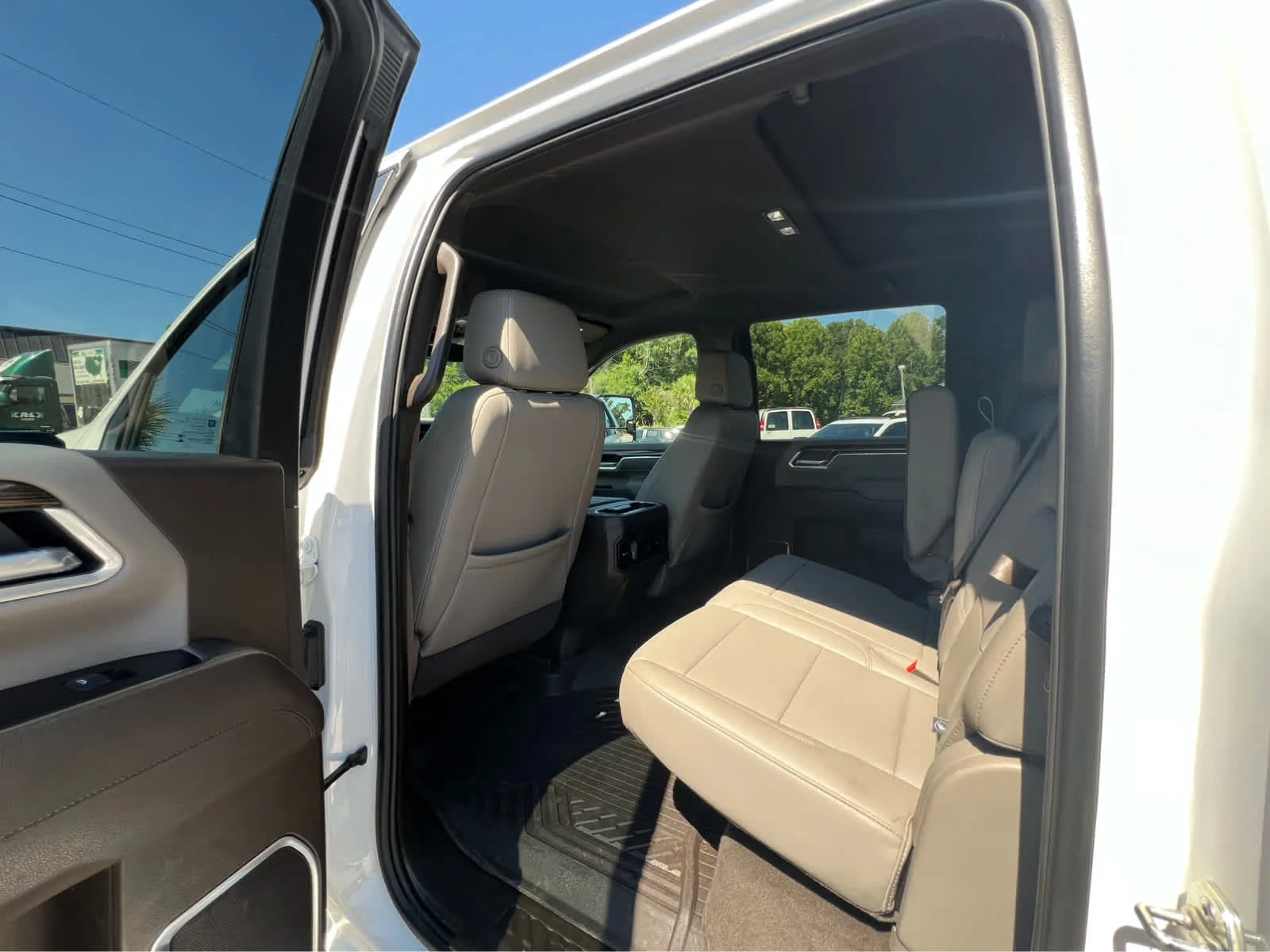 Used 2025 Summit White Chevrolet LT image 6