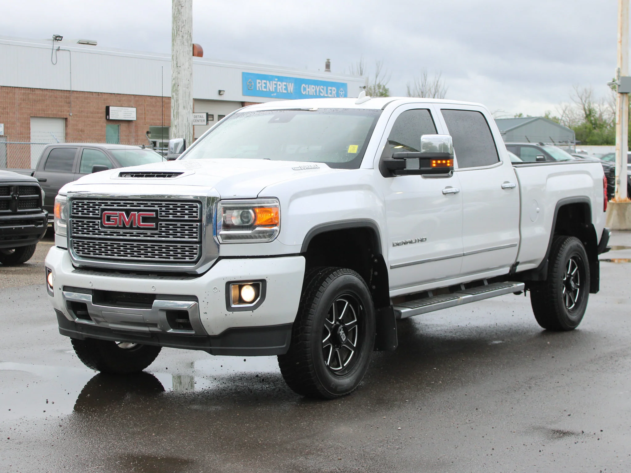 Used 2019 White GMC Denali * Diesel | 5th Wheel/Gooseneck Prep | Heated/Vented Leather | Sunroof | Remote Start image 10