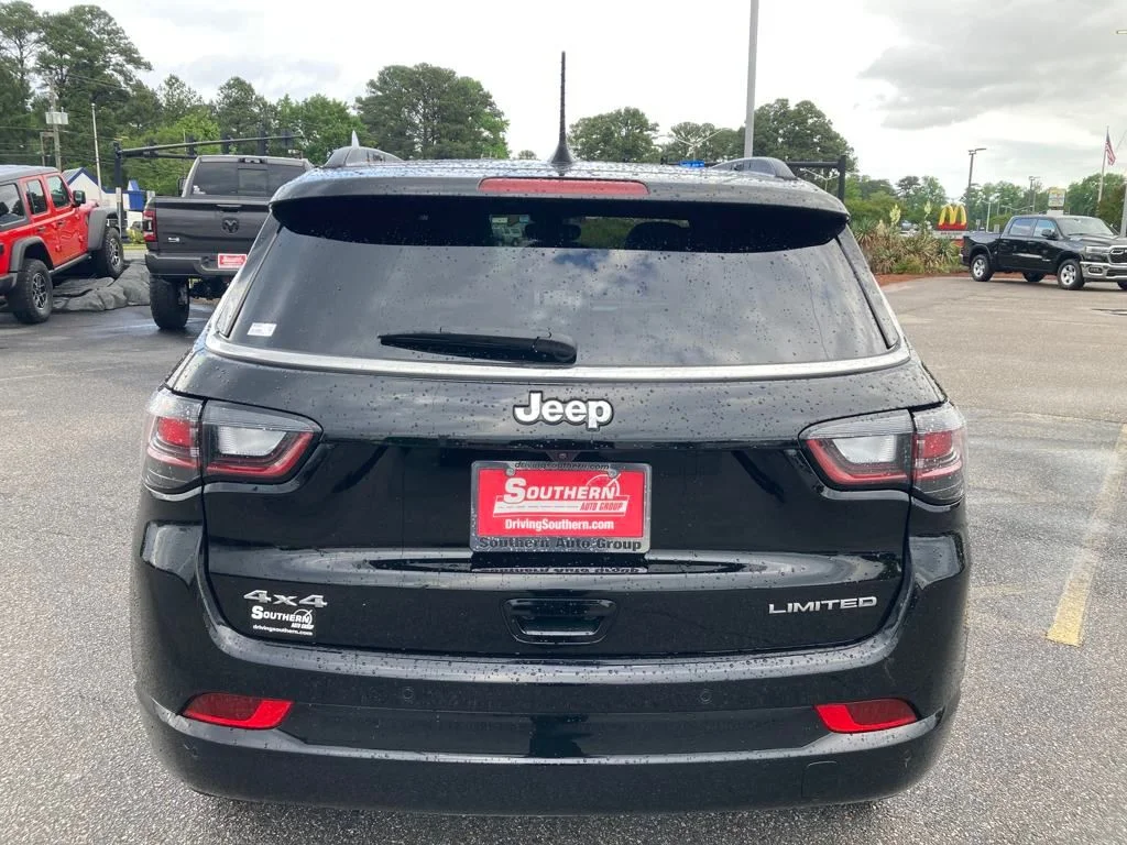 New 2024 Diamond Black Crystal Pearl-Coat Exterior Paint Jeep Limited image 4