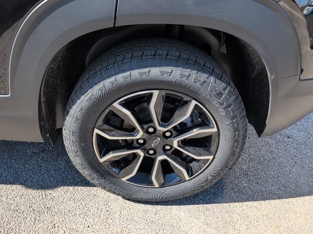 New 2026 Mosaic Black Metallic Chevrolet ACTIV image 3