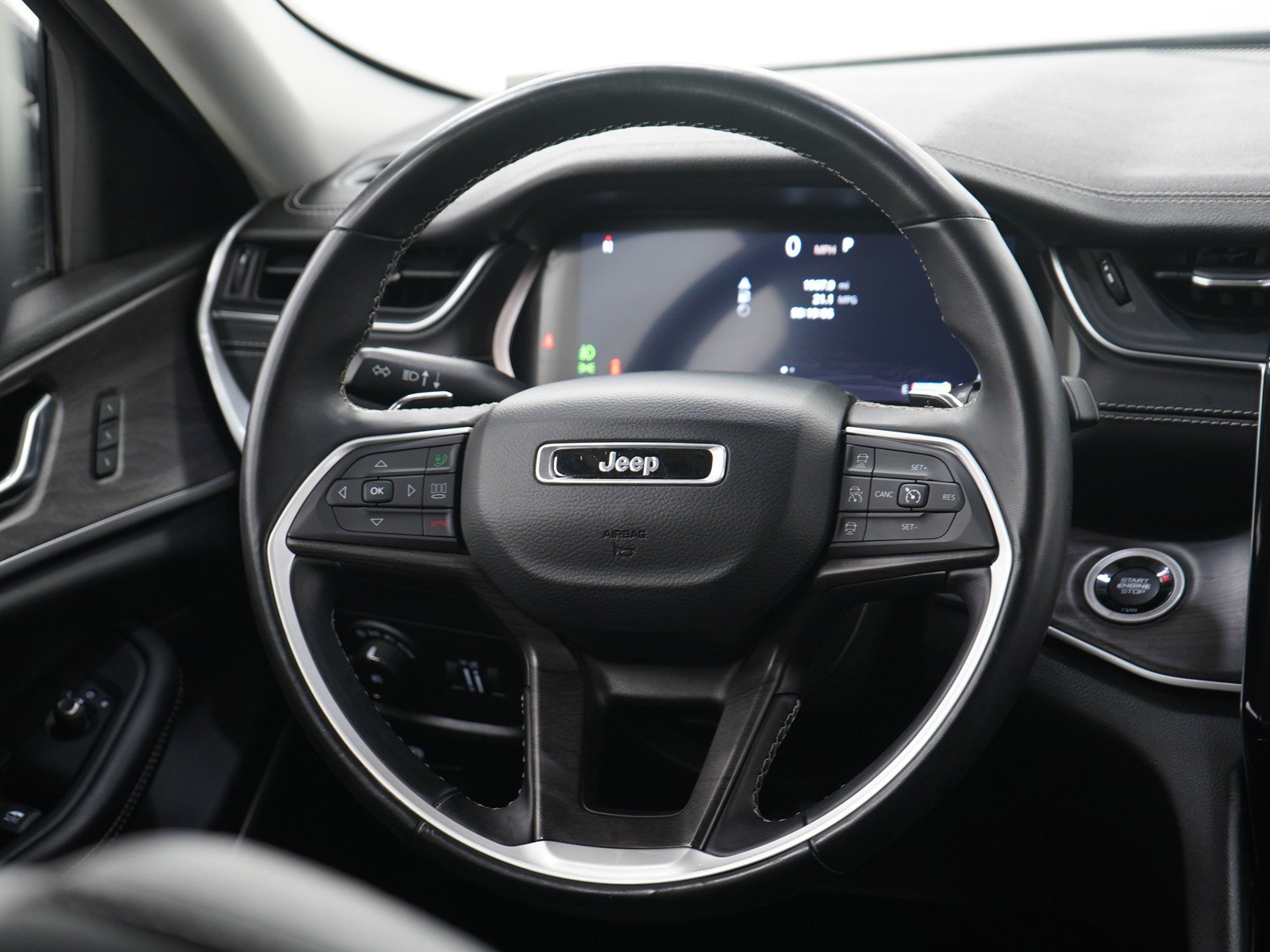 Used 2022  Jeep Limited image 16